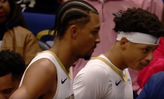 开云集团-不仅会扔三分！墨菲抢断反击表演单臂滑翔拉满战斧劈扣！