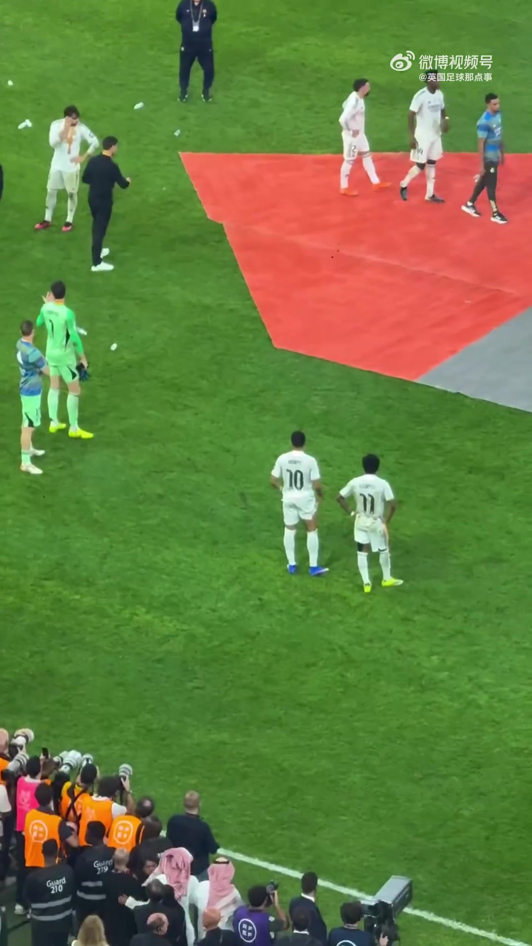 开云集团-球迷翻出西超杯赛后片段：我从未见过教练的权威如此之低