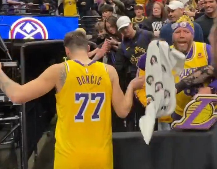 KAIYUN-詹姆斯和东契奇赛后都为球迷送上原味儿毛巾 球迷都欣喜若狂