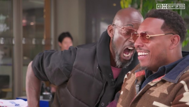 KG：曾经全明星氛围很紧张 拍照时露出假笑 拍完我就朝着邓肯大喊