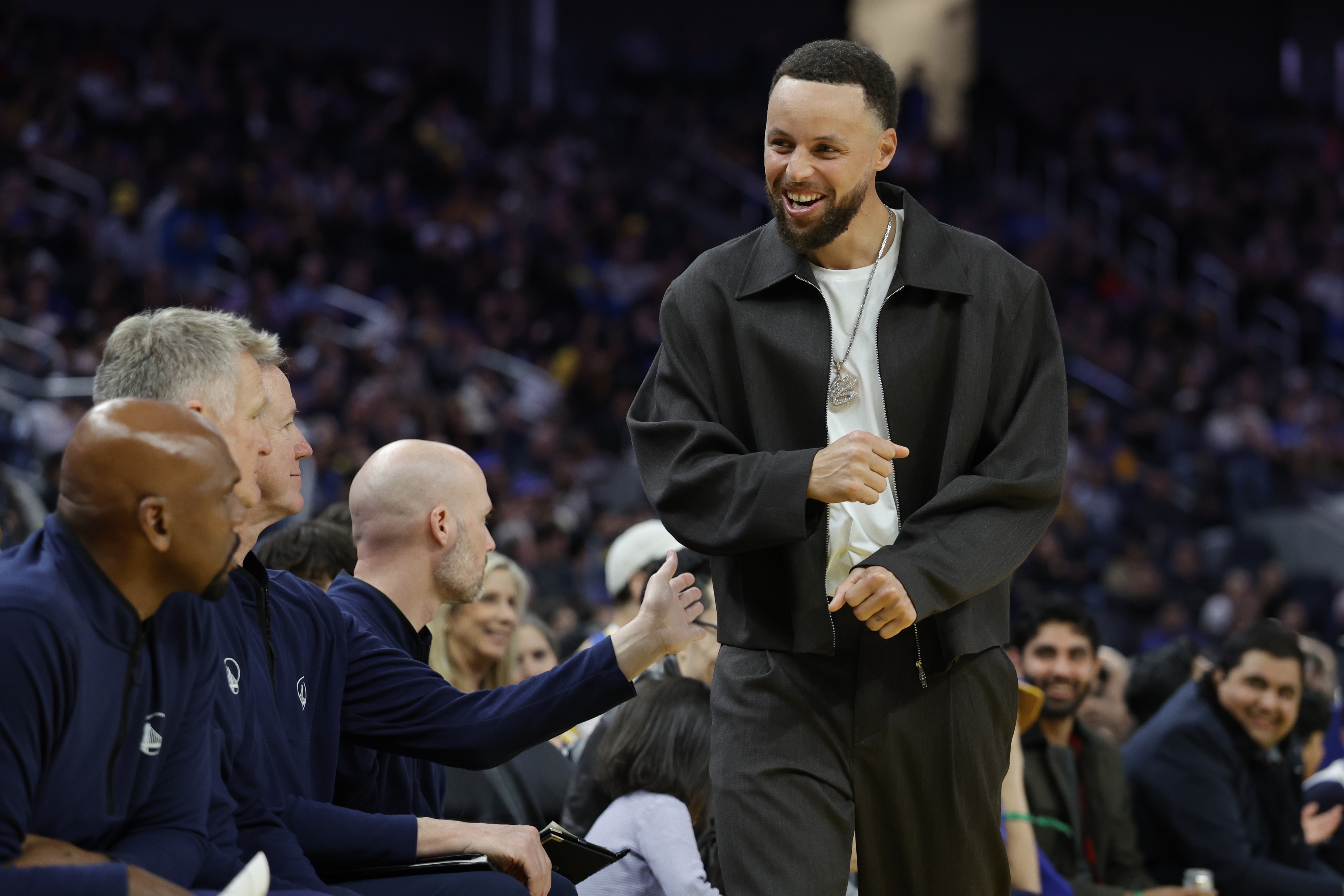 开云集团-库里可能赛季报销？邓利维：存在这种可能性 但我们预计不会这样