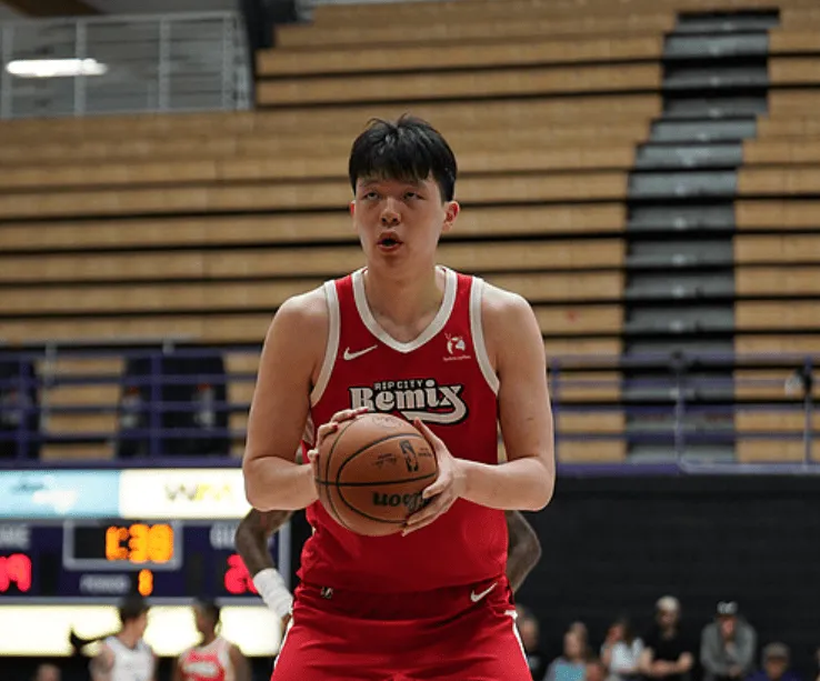 开云app-杨瀚森G联赛半场15分钟，投篮8中8得到17分3篮板2助攻1抢断