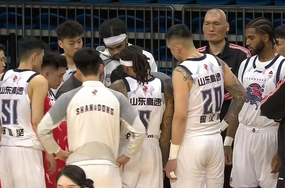 KAIYUN-山东男篮不敌广州，克里斯22+16末节自爆，徐昕17+10郭艾伦伤退