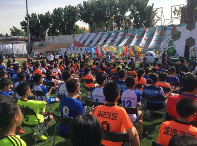 开云体育-足球让城市精彩!北京首届社区杯八人制足球赛开幕